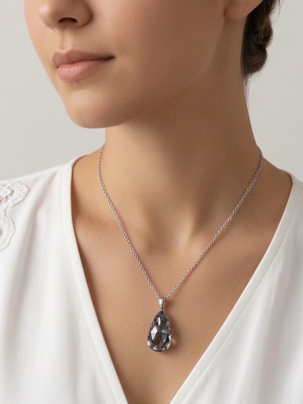 BEAUTIFUL necklace with faux crystal silver pendant. Has a 22” silver chain.